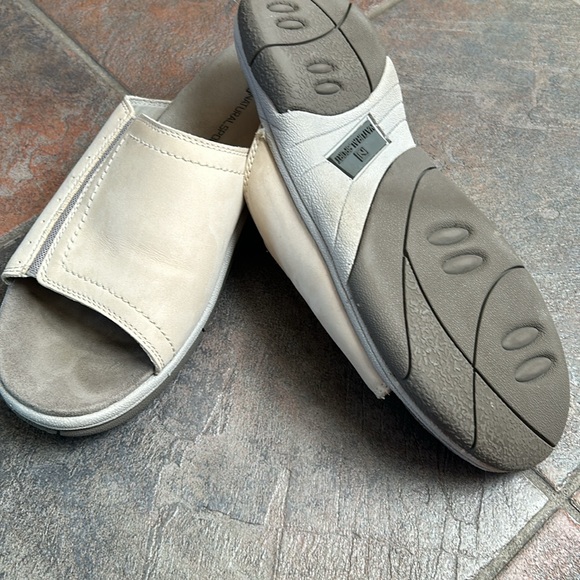 Women’s size 10 leather upper slides - Picture 2 of 3